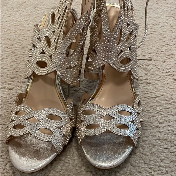 Jessica Simpson Gold Heels! - Picture 2 of 2
